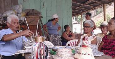 Adultos mayores crean laboriosas manualidades