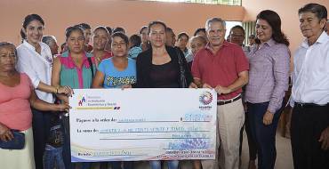 Agricultores reciben créditos del Mies