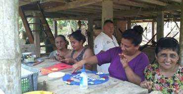 Personas con discapacidad realizan adornos navideños