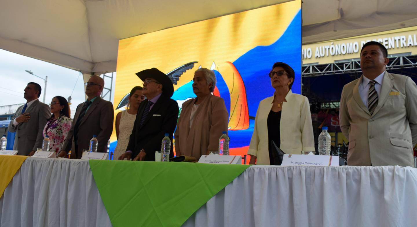 Autoridades del cantón Santa Ana se posesionaron con presencia masiva de centenares de santanenses