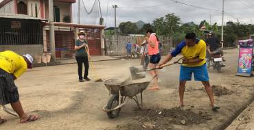 Minga de limpieza da inicio a festividades en Santa Ana