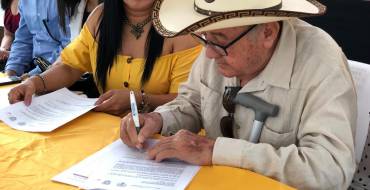 Decenas de productores agropecuarios de las parroquias rurales del cantón Santa Ana, recibieron el título de propiedades de sus tierras.